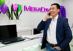 День рождения MegaCom ознаменовался сразу несколькими замечательными событиями - к услугам абонентов открыт новый комфортабельный Центр продаж и обслуживания (ЦПО) в самом центре города Бишкек, расположенный в головном офисе компании. Также свои двери для абонентов компании распахнули 4 новых Фирменных салона в Баткенской, Ошской и Чуйской областях!