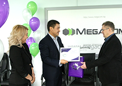 MegaCom компаниясы 10 жылдык мааракесине карата  эң ишенимдүү жана жигердүү  абоненттерине ыраазычылык билдирди. Мега-баарлашуу боюнча алдына адам салбаган, өлкөнүн ар  аймагындагы MegaCom абоненттери «Берилгендик»,  “Алтын”, “Үн”, "SMS”, “Интернет”, “Роуминг” номинациялары боюнча  “Алтын” категориясындагы номурларын акысыз алуу сертификаттарын, фирмалык азем белектерин жана 10 миң акысыз мүнөт, мобилдик интернеттин 10 миң акысыз мегабайтын жана ушундай эле  сандагы SMSти белекке алышты.