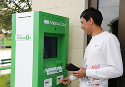 Компания MegaCom начала установку уличных платежных терминалов. Эти аппараты, окрашенные в фирменные цвета ведущего сотового оператора, появились в самых многолюдных местах Бишкека.