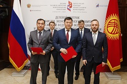 «Альфа Телеком» ЖАКтын башкы директору Акылбек Жамангулов, жогорку технологиялар чөйрөсүндө аттын кашкасындай таанымал «СИТРОНИКС» россиялык концернинин президенти Алексей Марухин жана «Кыргызтелеком» ААКтын башкармалыгынын төрагасы Атай Асылбеков тарабынан Кыргыз Республикасында маалыматтарды иштеп чыгуу борборунун инфраструктурасын түзүү боюнча стратегиялык өнөктөштүк тууралуу макулдашууга кол коюлду.