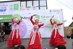 2019-жылдын 16-апрели Балыкчы шаарынын тургундары үчүн өзгөчө күндөрдүн бири болду, тактап айтканда, тогуз жолдун тоомунда жайгашкан чакан шаарда жаңы форматтагы MegaStore кеңсеси ачылды. 