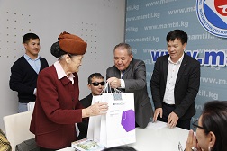 MegaCom компаниясы Кыргыз Республикасынын Президентине караштуу Мамлекеттик тил боюнча улуттук комиссиясы менен биргеликте көрүнүктүү лингвист-тилчилердин, акындардын, котормочулардын катышуусунда  атайын салтанаттуу жыйын өткөрдү. 