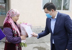 Энелердин эл аралык күнүн утурлай “Альфа Телеком” жабык акционердик коомунун башкы директору Акылбек Жамангулов Бишкек шаарындагы көп балалуу аялдарды куттуктады
